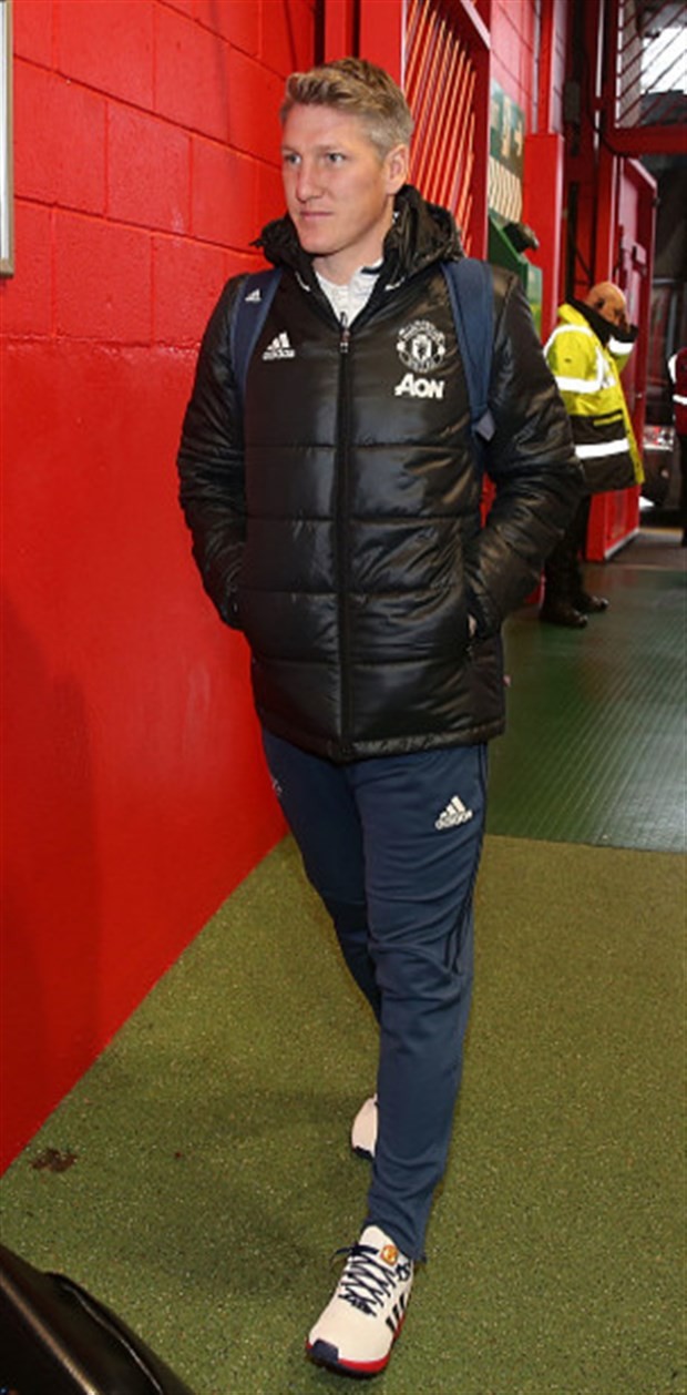Khăn quàng của Jaap Stam đắt hàng tại Old Trafford - Bóng Đá