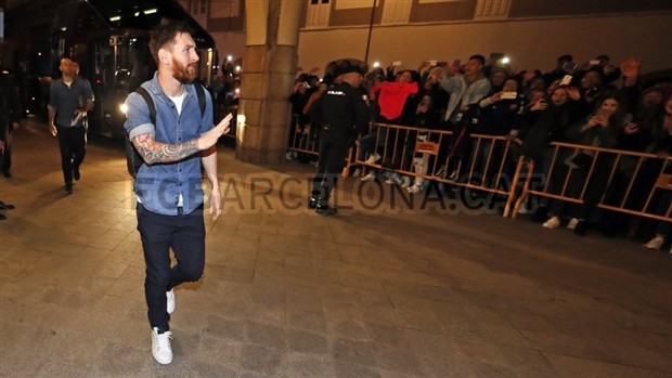 Chùm ảnh: Messi và đồng đội được nghìn người chào đón như anh hùng tại La Coruna  - Bóng Đá