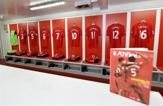 Chùm ảnh: Mây đen phủ kín bầu trời Anfield trước giờ G - Bóng Đá