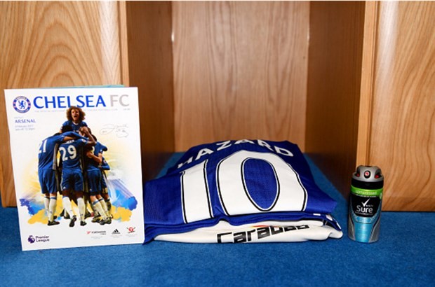 Mặc mưa, fan Chelsea sớm có mặt tại Stamford Bridge để chờ Arsenal - Bóng Đá