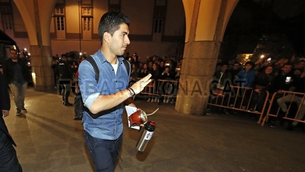 Chùm ảnh: Messi và đồng đội được nghìn người chào đón như anh hùng tại La Coruna  - Bóng Đá