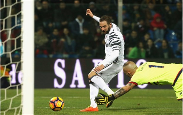 Thắng nhẹ Crotone, Juventus tái thiết lịch sử - Bóng Đá