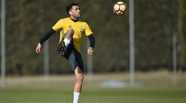 Mặc đại gia Trung Quốc lôi kéo, Alves vẫn miệt mài luyện tập cùng Juventus - Bóng Đá