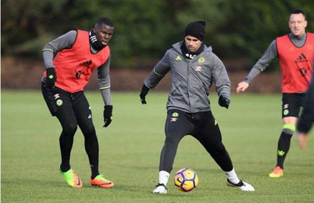 Costa cân cả Terry lẫn Zouma trên sân tập - Bóng Đá