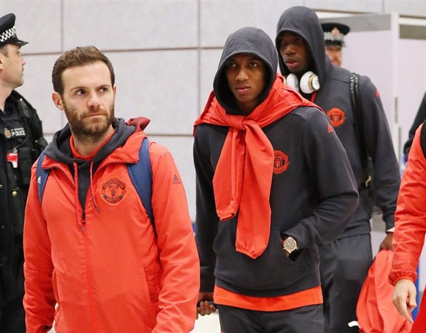 Đàn anh chưa về, sao trẻ Liverpool tranh thủ 'tắm bùn' ghi điểm  - Bóng Đá