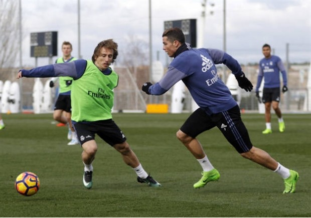 Chùm ảnh: Ronaldo căng sức tìm lại niềm tin từ NHM - Bóng Đá