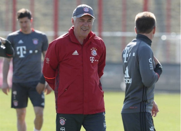 Ancelotti tận tình chăm sóc Lahm trên sân tập - Bóng Đá