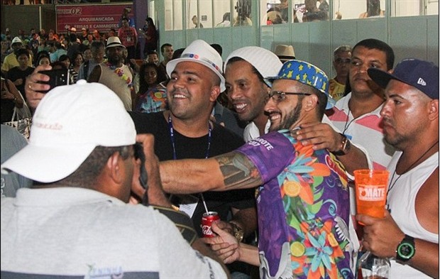 Chùm ảnh: Ronaldinho phờ phạt cả người khi tham gia lễ hội tại quê nhà - Bóng Đá