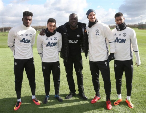 Chùm ảnh: Man Utd đón bạn quý của Pogba tại Carrington - Bóng Đá