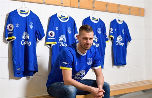 Chùm ảnh: Schneiderlin rạng ngời khoe màu áo mới - Bóng Đá