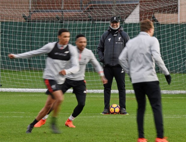 Chùm ảnh: Đối thủ gặp chuyện, Klopp tươi rói quan sát Liverpool tập luyện - Bóng Đá