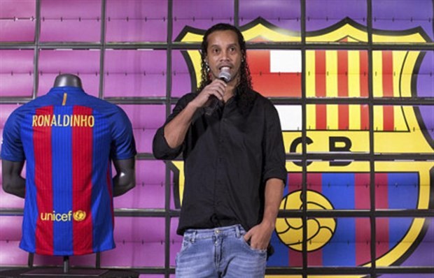 Chùm ảnh: Ronaldinho CHÍNH THỨC khoác lại chiếc áo của Barcelona - Bóng Đá