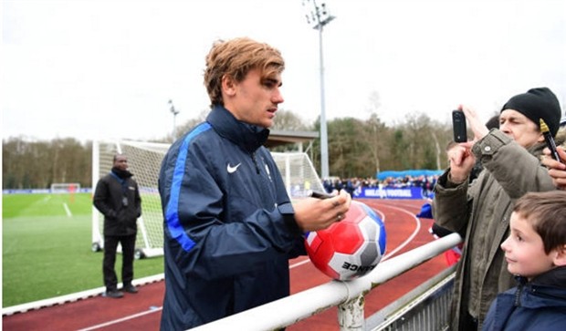 Đồng đội căng sức tập luyện, Griezmann vô tư tạo dáng chụp ảnh - Bóng Đá