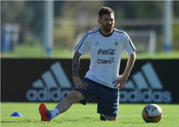 Messi hạ mình nghe theo chỉ đạo của Bauza trên sân tập - Bóng Đá