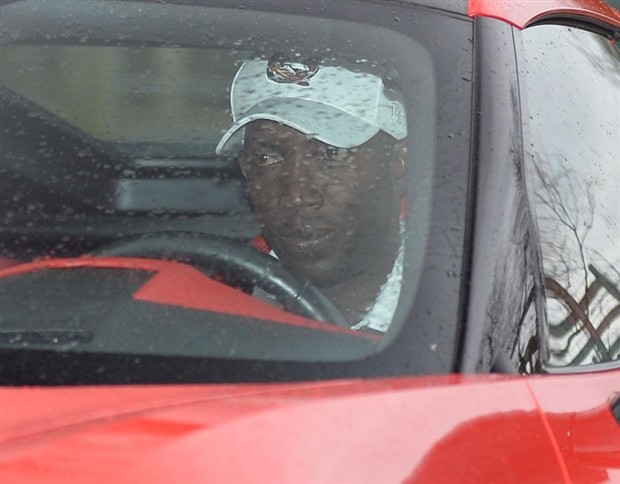 Tượng đài Dwight Yorke phóng siêu xe về thăm Quỷ Đỏ - Bóng Đá