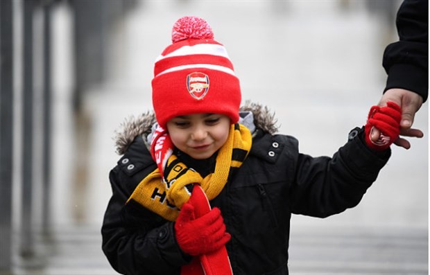 CĐV Arsenal co ro lê bước tới Emirates cổ vũ đội bóng - Bóng Đá