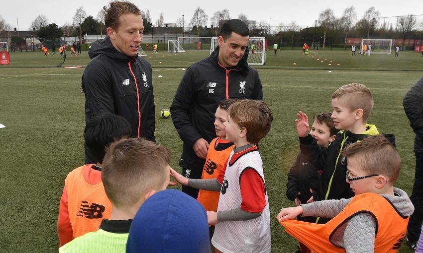Chùm ảnh: Lucas phấn khởi khi được Gerrard trao quyền cầm quân - Bóng Đá