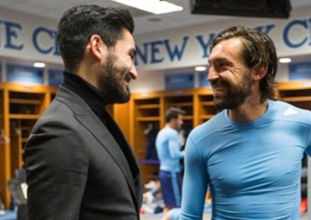Gabriel Jesus chống nạn đi gặp mặt Pirlo trên đất Mỹ - Bóng Đá