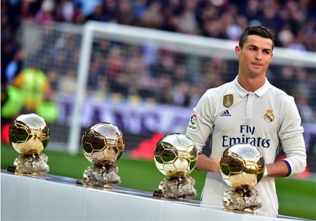 Đầu năm 2017, Ronaldo mang ra sân khoe cả 4 QBV - Bóng Đá