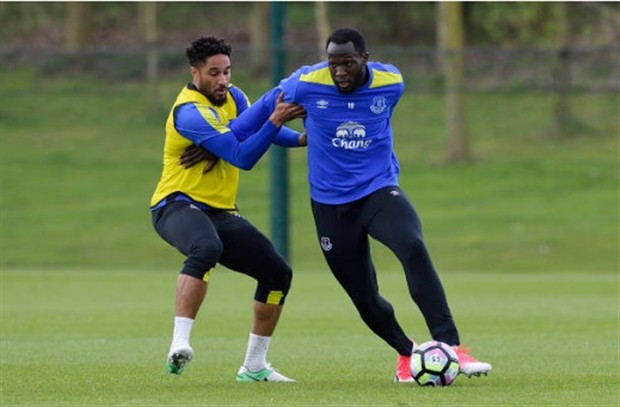 Lukaku lạc lõng trên sân tập của Everton - Bóng Đá
