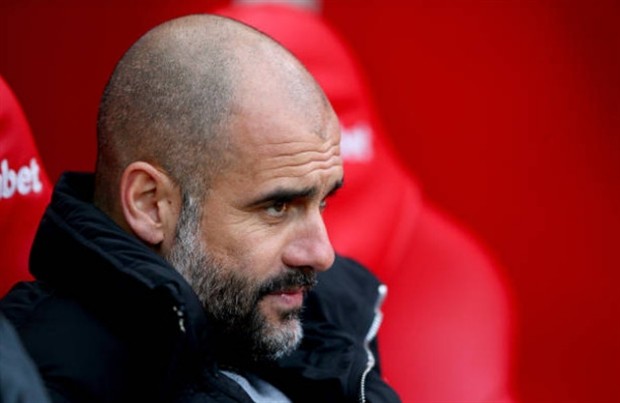 Chùm ảnh: Guardiola đầy căng thẳng khi đặt chân tới sân Ánh Sáng - Bóng Đá