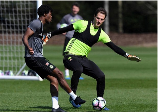 Begovic 'chặt chém' không tha một ai trên sân tập của Chelsea - Bóng Đá