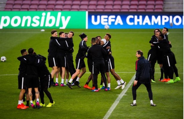 Chùm ảnh: Nối vòng tay lớn, PSG đã sẵn sàng tiễn biệt Barcelona - Bóng Đá