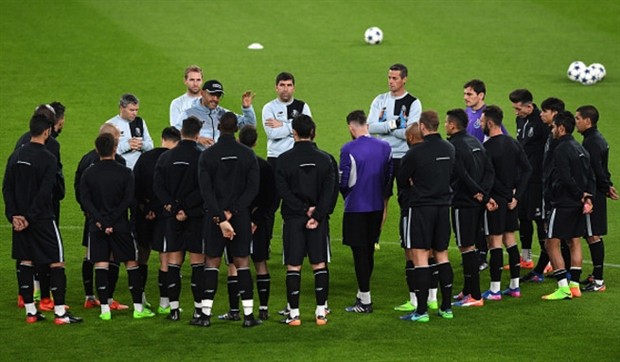Chùm ảnh: Casillas và đồng đội đầy tự tin khi đặt chân tới Juventus Arena - Bóng Đá