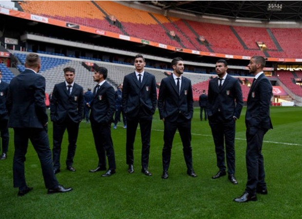 Tuyển Italia diện vest lịch lãm đến tham quan Amsterdam Arena - Bóng Đá