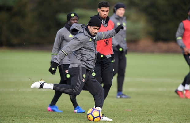 Costa cân cả Terry lẫn Zouma trên sân tập - Bóng Đá