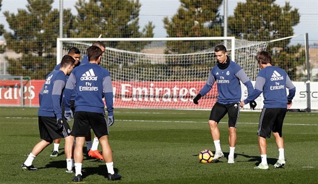 Buffon mệt mỏi giành khung gỗ với 2 hậu bối - Bóng Đá