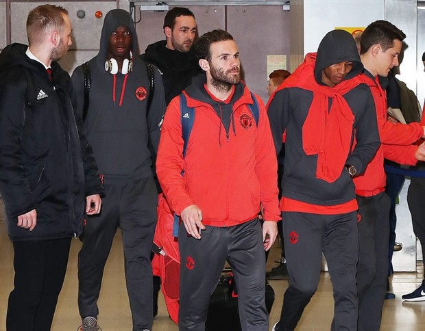 Đàn anh chưa về, sao trẻ Liverpool tranh thủ 'tắm bùn' ghi điểm  - Bóng Đá