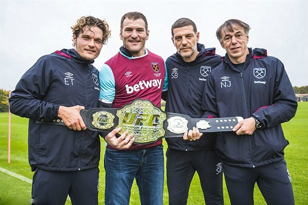 Chùm ảnh: Nhà vô địch UFC tấn công sao West Ham trên sân tập - Bóng Đá