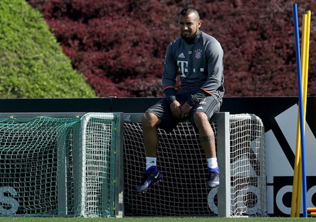 Không được tới Chelsea, Vidal lặng im trong buổi tập của Bayern - Bóng Đá