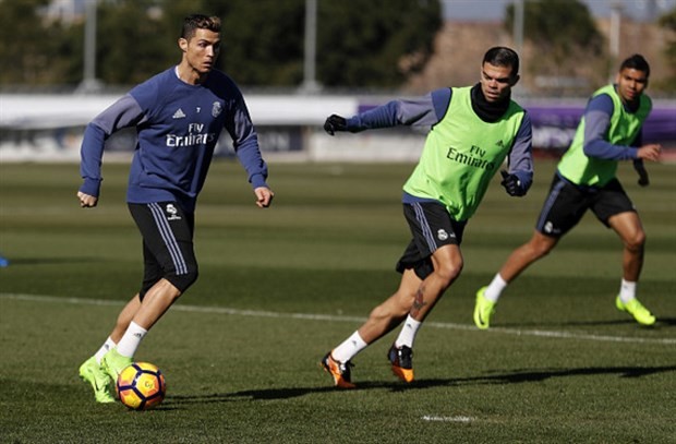 Ronaldo và Bale chia phe đối đầu trên sân tập của Real  - Bóng Đá