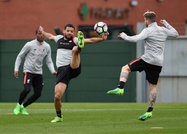 Học trò chăm chỉ tập luyện, Klopp lủi thủi đánh tennis một mình - Bóng Đá