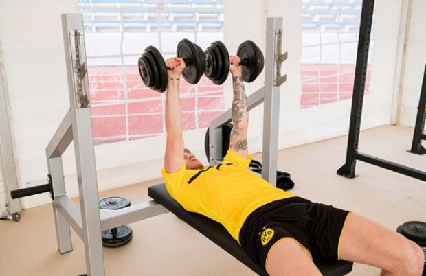 'Soái ca' Reus một mình nhăn nhó trong phòng tập của Dortmund - Bóng Đá