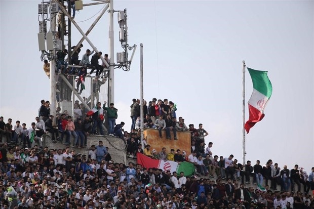 Ngộp thở với biển người 'chào đón' tuyển Trung Quốc tại Iran - Bóng Đá