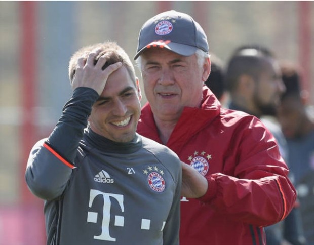 Ancelotti tận tình chăm sóc Lahm trên sân tập - Bóng Đá