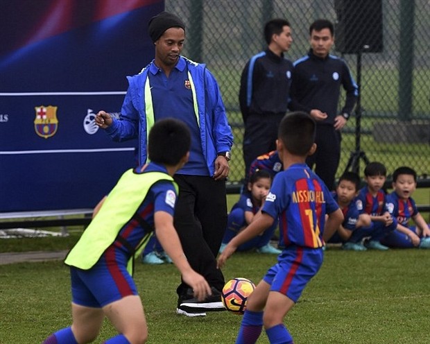 Chùm ảnh: Ronaldinho tận tình truyền nghề cho các sao nhí Trung Quốc - Bóng Đá