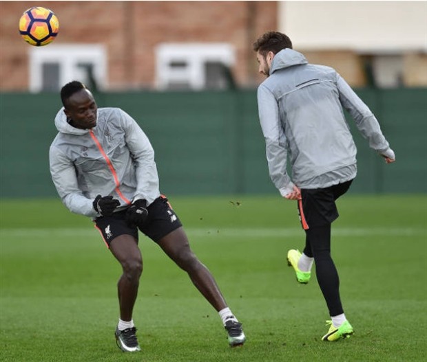 Chùm ảnh: Đối thủ gặp chuyện, Klopp tươi rói quan sát Liverpool tập luyện - Bóng Đá