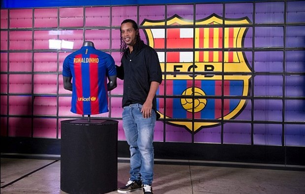 Chùm ảnh: Ronaldinho CHÍNH THỨC khoác lại chiếc áo của Barcelona - Bóng Đá