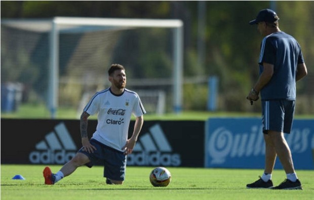 Messi hạ mình nghe theo chỉ đạo của Bauza trên sân tập - Bóng Đá
