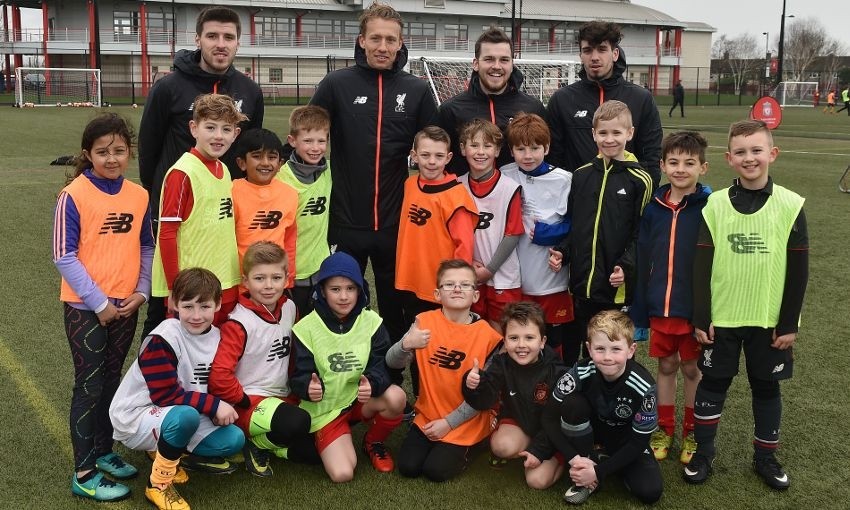Chùm ảnh: Lucas phấn khởi khi được Gerrard trao quyền cầm quân - Bóng Đá