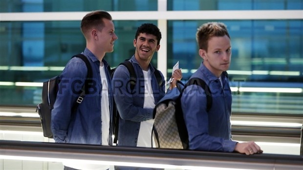 Chùm ảnh: Messi và đồng đội được nghìn người chào đón như anh hùng tại La Coruna  - Bóng Đá