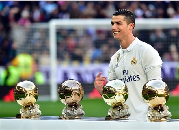 Đầu năm 2017, Ronaldo mang ra sân khoe cả 4 QBV - Bóng Đá