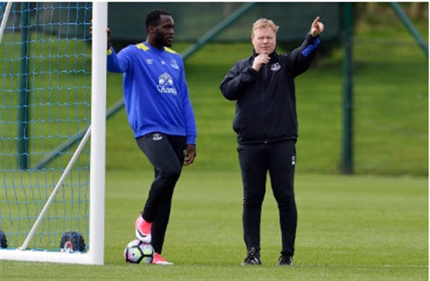 Lukaku lạc lõng trên sân tập của Everton - Bóng Đá