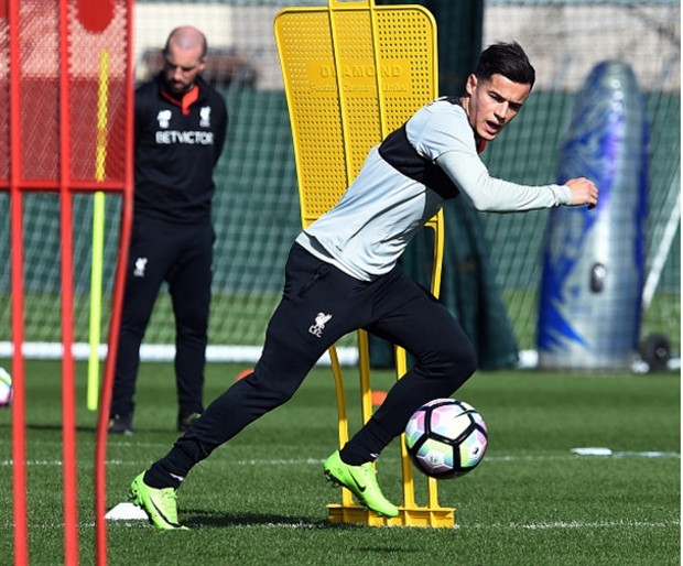 Coutinho khoe 6 múi, Klopp toe toét cười dưới trời nắng nóng - Bóng Đá
