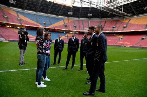 Tuyển Italia diện vest lịch lãm đến tham quan Amsterdam Arena - Bóng Đá