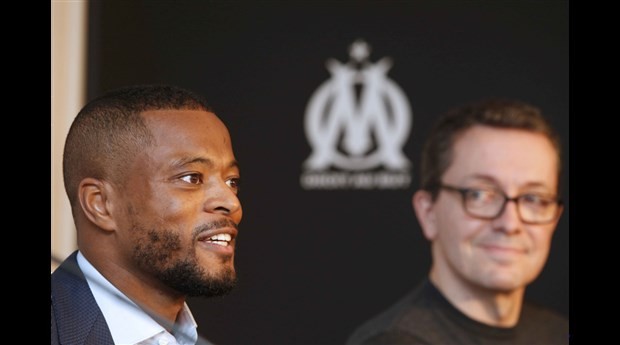 Chùm ảnh: Patrice Evra rạng rỡ ra mắt Marseille - Bóng Đá